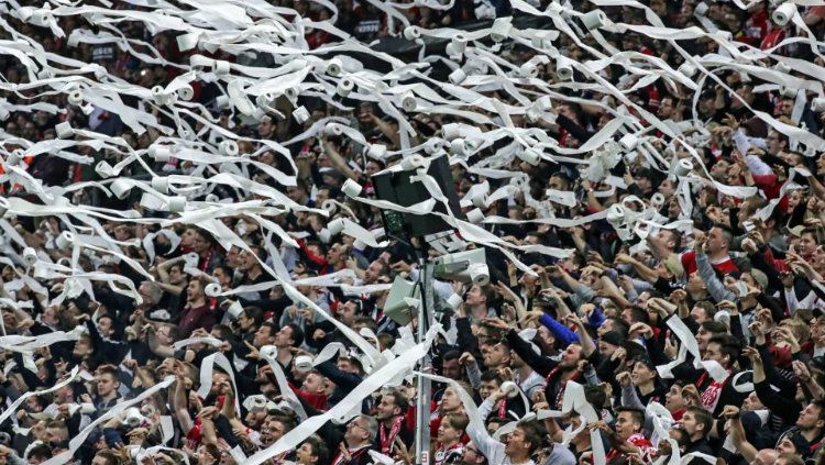 Para penonton melempar tisu toilet ke lapangan sebagai aksi protes terhadap keputusan wasit di pertandingan Mainz vs Freiburg (17/04/18). Copyright: © EPA