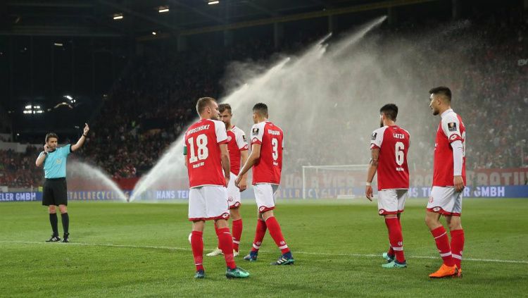 Wasit memanggil para pemain kembali dari ruang ganti untuk menyelesaikan tendangan penalti di pertandingan Mainz vs Freiburg (17/04/18). Copyright: © Getty Images