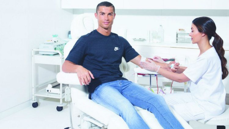 Cristiano Ronaldo sedang donor darah Copyright: Â© Internet