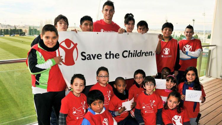 Cristiano Ronaldo dengan organisasi amal, Save the Children Copyright: &copy; Getty Images