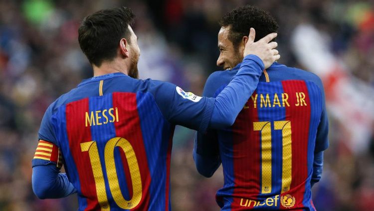 Megabintang sepak bola Barcelona, Lionel Messi, kabarnya mengajak striker Paris Saint-Germain, Neymar, untuk ikut dengannya gabung Manchester City. Copyright: © Reuters