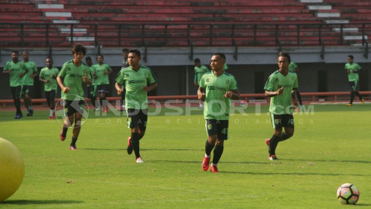 Latihan Persebaya di GBT. Copyright: © Fitra Herdian Ariestianto/INDOSPORT