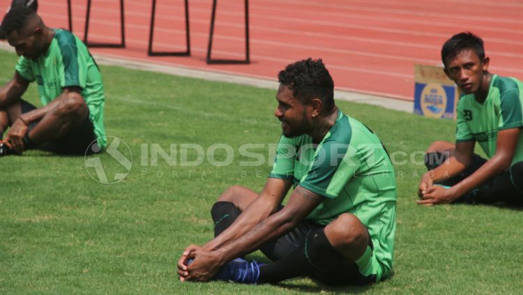 Fandri Imbiri mulai ikut latihan. Copyright: © Fitra Herdian Ariestianto/INDOSPORT