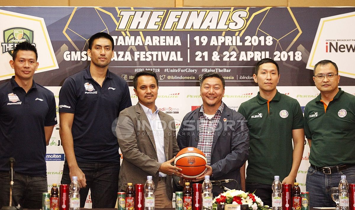 Pihak SM dan Pelita Jaya didampingi Direktur IBL dan perwakilan Pertamina. Copyright: © Herry Ibrahim/INDOSPORT