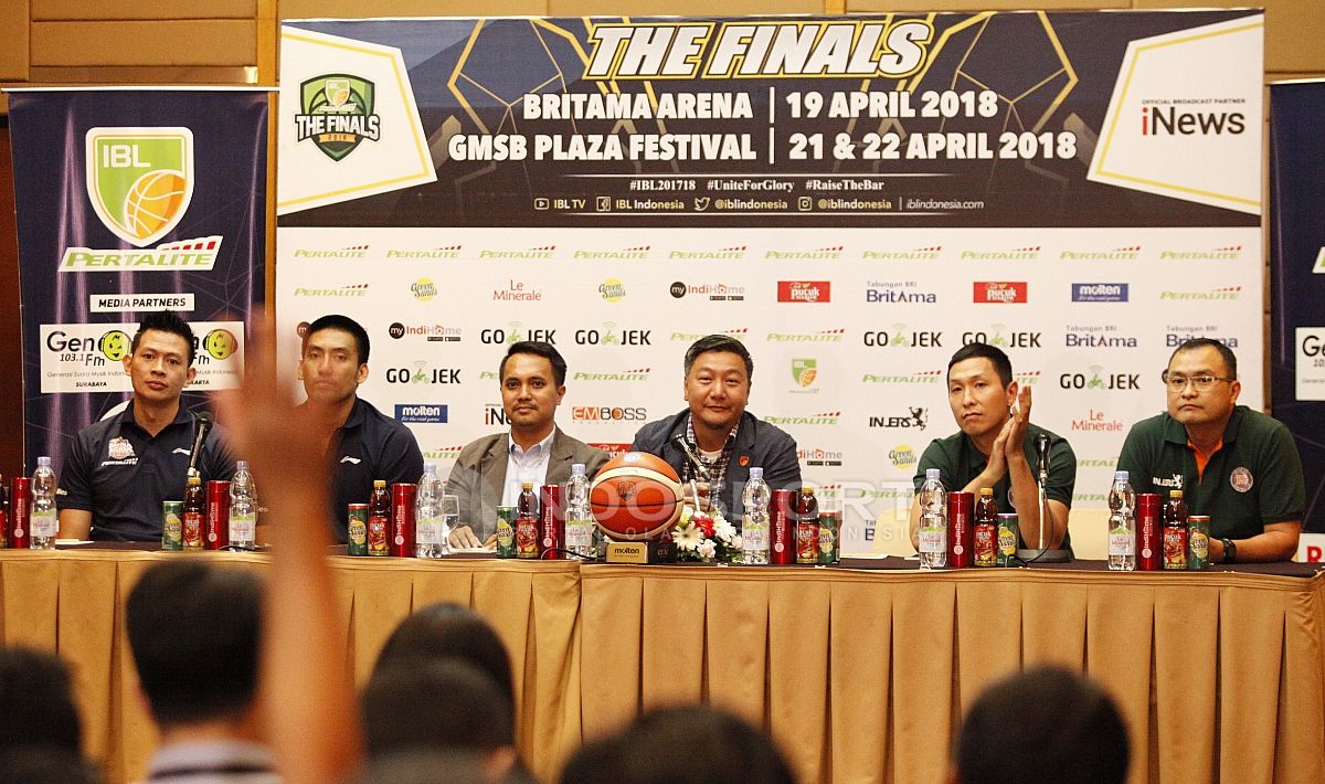 Pihak SM dan Pelita Jaya didampingi Direktur IBL dan perwakilan Pertamina. Copyright: © Herry Ibrahim/INDOSPORT