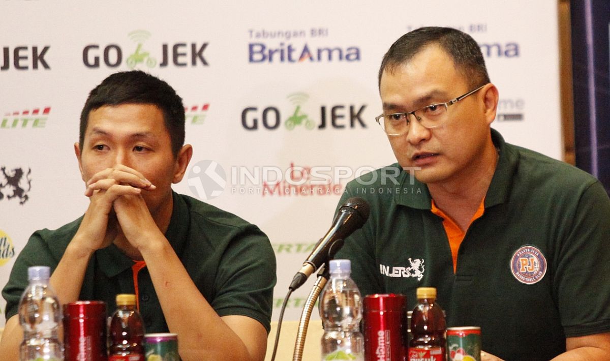 Pemain Pelita Jaya, Xaverius Prawiro, dan Pelatih Pelita Jaya, Johannis Winar. Copyright: © Herry Ibrahim/INDOSPORT