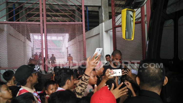 David da Silva dengan senyum melayani permintaan selfie anak-anak pramuka. Copyright: © Fitra Herdian/INDOSPORT