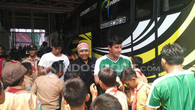 Alfredo Vera juga tak luput dari sasaran anak-anak ini. Copyright: © Fitra Herdian/INDOSPORT