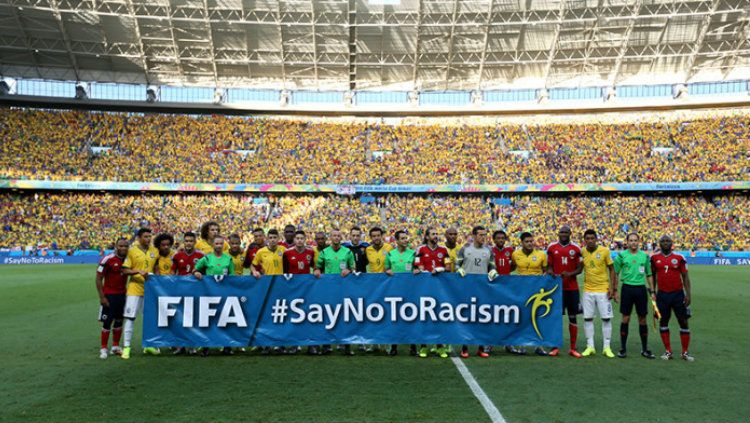 Slogan Say No To Racism atau Katakan Tidak Pada Rasisme yang kerap ditunjukkan sebelum pertandingan sepak bola. Copyright: © Getty Images