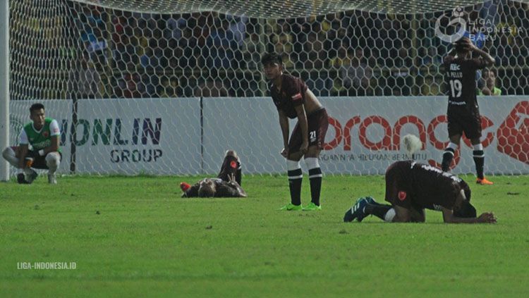 Para pemain PSM Makassar tertunduk lesu saat kebobolan oleh Barito Putera di menit-menit akhir. Copyright: © Liga Indonesia.id