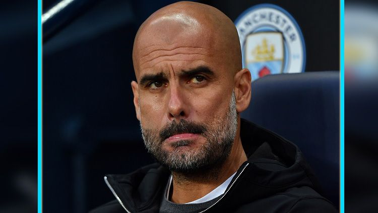 Pep Guardiola, pelatih Manchester City saat memantau timnya dari pinggir lapangan. Copyright: © Getty Images