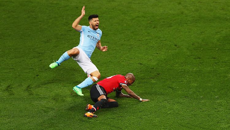 Sergio Aguero vs Ashley Young. Copyright: © Getty Images
