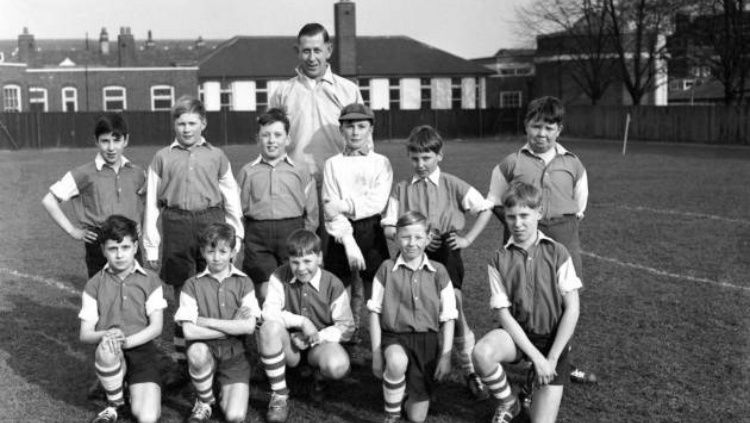 Ken Aston berfoto bersama tim U11 siswa sekolah (1962). Copyright: © Kenaston.org