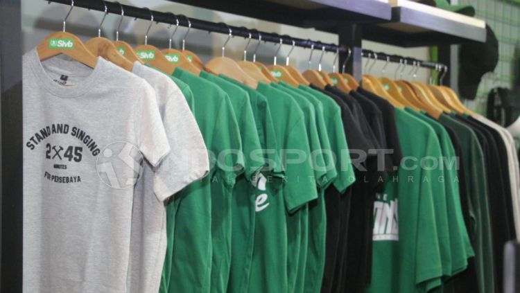 Beberapa koleksi distro Persebaya. Copyright: &copy; Fitra Herdian Ariestianto/INDOSPORT