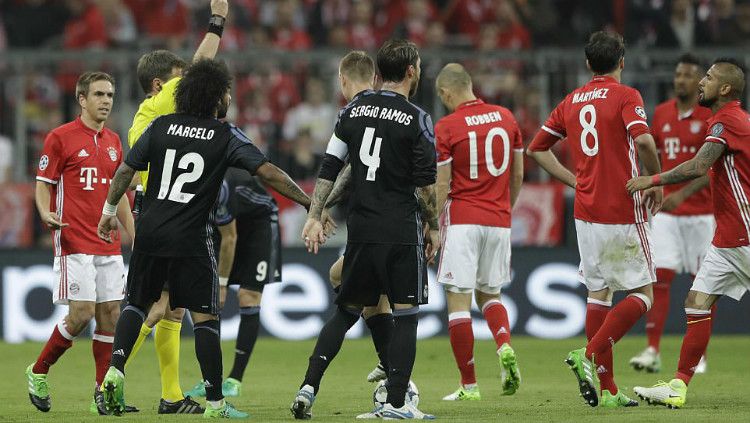 Real Madrid terpaksa mengenakan seragam hitam di leg pertama perempatfinal Liga Champions melawan Bayern (13/04/17). Copyright: © AP