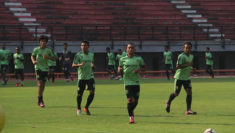 Duel Abu 'Rodeg' Rizal dengan Esteban Vizcarra Copyright: Â© Media Persebaya