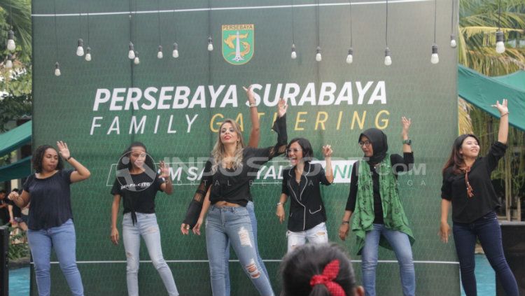 Taty istri Oktavio Dutra mengajarkan salsa dengan sejumlah istri pemain. Copyright: © Fitra Herdian/INDOSPORT