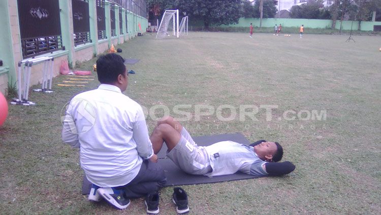 Abdul Rohim didampingi tim dokter PSMS dalam proses penyembuhan cedera ligamennya. Copyright: © Kesuma Ramadhan