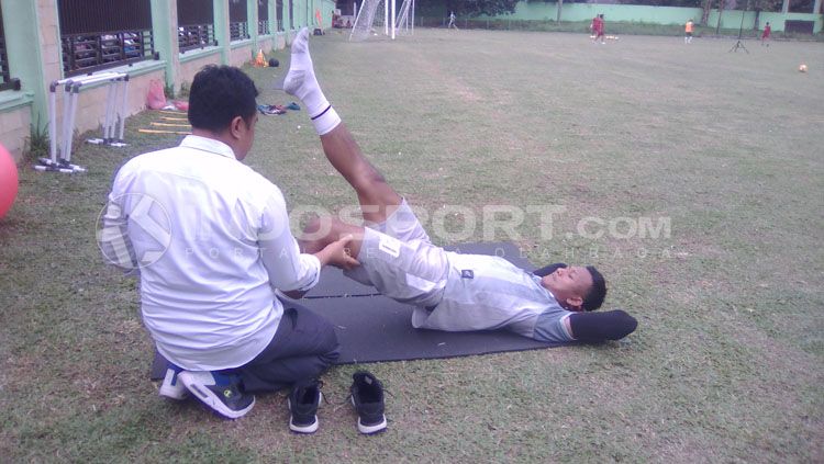 Abdul Rohim didampingi tim dokter PSMS dalam proses penyembuhan cedera ligamennya. Copyright: © Kesuma Ramadhan