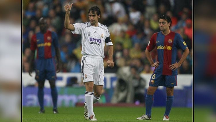 Raul Gonzalez (kiri/legenda Real Madrid) dan Xavi Hernandez (legenda Barcelona). Copyright: © Getty Images