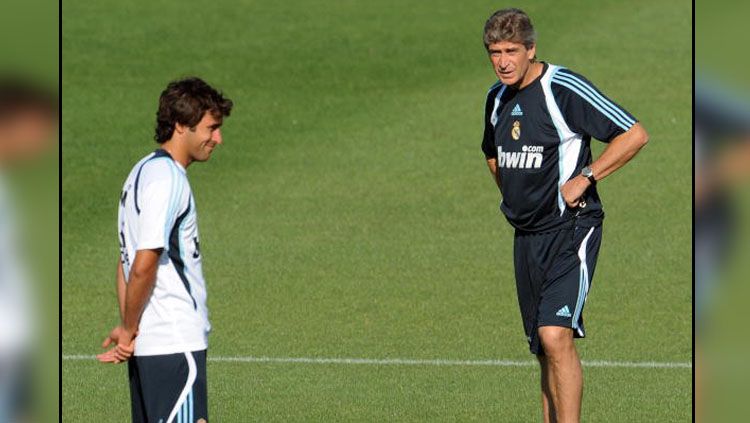 Raul Gonzalez dan Manuel Pellegrini saat masih kerja sama di Real Madrid. Copyright: © Getty Images