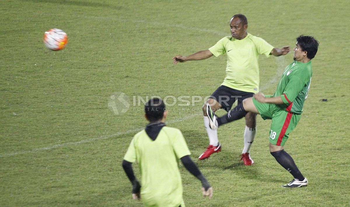 Duel antara Rully Nere dengan lawan saat melakoni pertandingan sepak bola fun football. Copyright: © Herry Ibrahim/INDOSPORT
