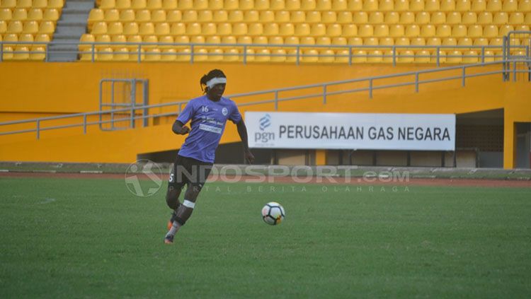 Bio Paulin mengalami cedera di bagian pelipis mata. Copyright: © Muhammad Effendi/INDOSPORT