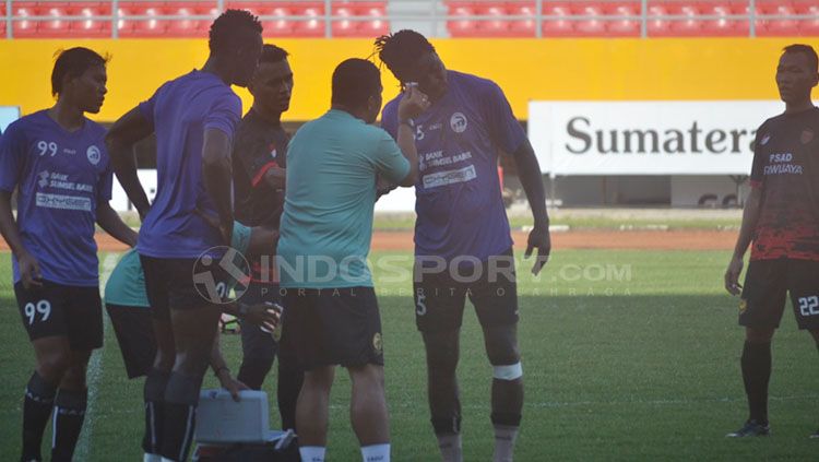 Bio Paulin saat ditangani tim medis mengalami luka di bagian pelipis. Copyright: © Muhammad Effendi/INDOSPORT
