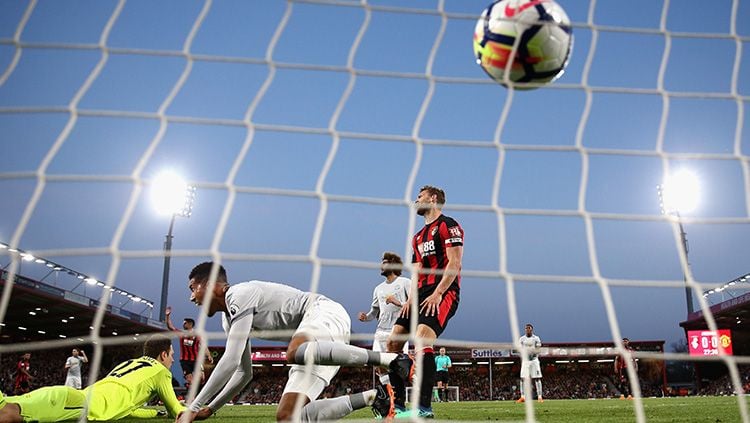 Momen gol Manchester United ke gawang Bournemouth yang diciptakan oleh Chris Smalling. Copyright: © Getty Images