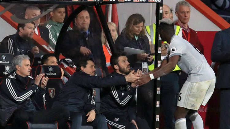 Paul Pogba usai diganti dan tidak menyalami Jose Mourinho. Copyright: © Getty Images