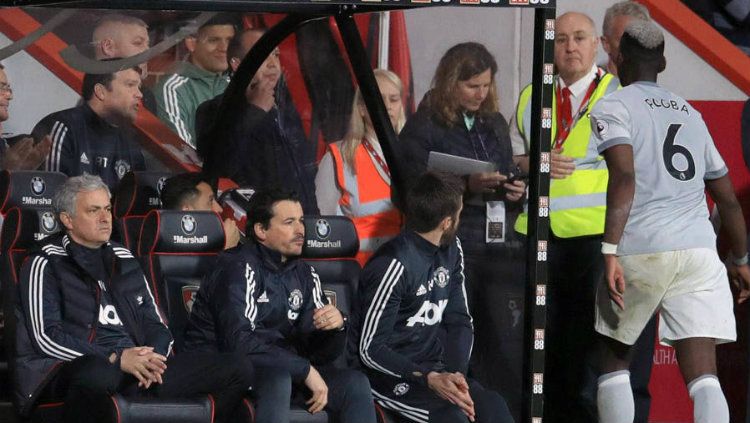 Paul Pogba usai diganti dan tidak menyalami Jose Mourinho. Copyright: © Getty Images