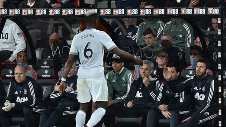 Paul Pogba usai diganti dan tidak menyalami Jose Mourinho. Copyright: © Getty Images