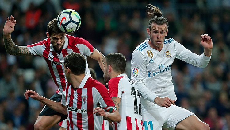 Duel udara Gareth Bale dengan para pemain Athletico Bilbao. Copyright: © Getty Images