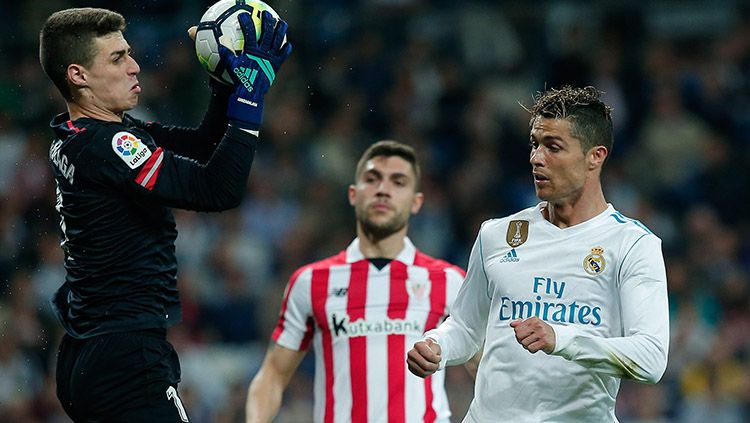 Kepa Arrizabalaga berhasil mengamankan bola dari serangan Cristiano Ronaldo. Copyright: © Getty Images