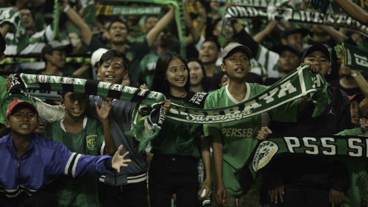 Seorang Bonita di antara Bonek lainnya. Copyright: © Media Persebaya