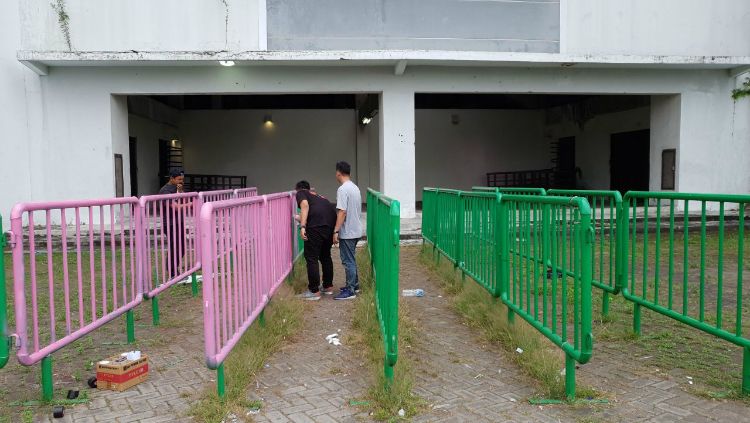 Pagar pink khusus untuk pintu masuk Bonita. Copyright: © Media Persebaya