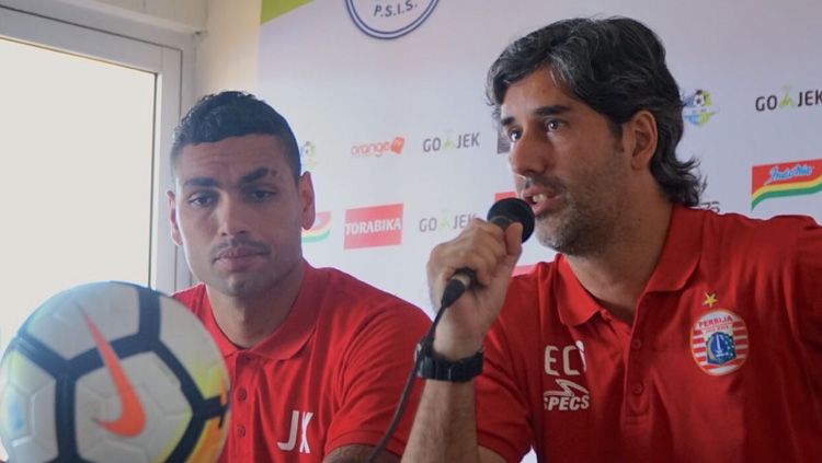 Pelatih Persija Jakarta, Stefano Cugurra Teco dalam jumpa pers. Copyright: Â© Media Persija