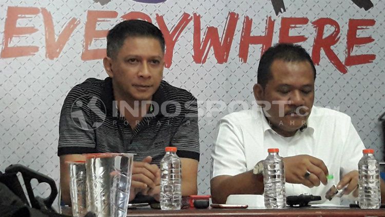 CEO Arema FC, Iwan Budianto (kiri), dalam konferensi pers Arema FC terkait kerusuhan di laga lawan Persib. Copyright: © Ian Setiawan/INDOSPORT