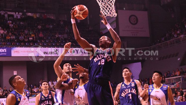 Satria Muda Pertamina Jakarta vs Pelita Jaya Jakarta. Copyright: © Herry Ibrahim/INDOSPORT