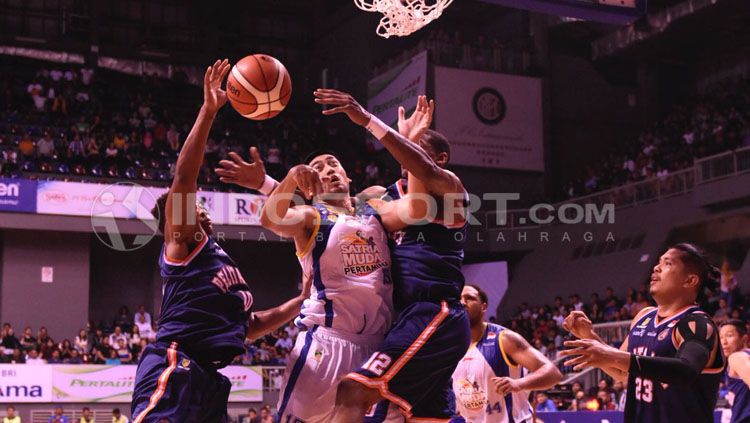 Satria Muda Pertamina Jakarta vs Pelita Jaya Jakarta. Copyright: © Herry Ibrahim/INDOSPORT