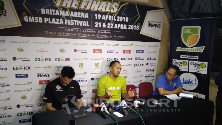 Pelatih Satria Muda Youbel Sondakh, dan Arki Dikania Wisnu. Copyright: © Abdurrahman Ranala/INDOSPORT