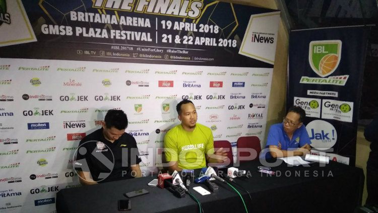 Pelatih Satria Muda Youbel Sondakh, dan Arki Dikania Wisnu. Copyright: © Abdurrahman Ranala/INDOSPORT