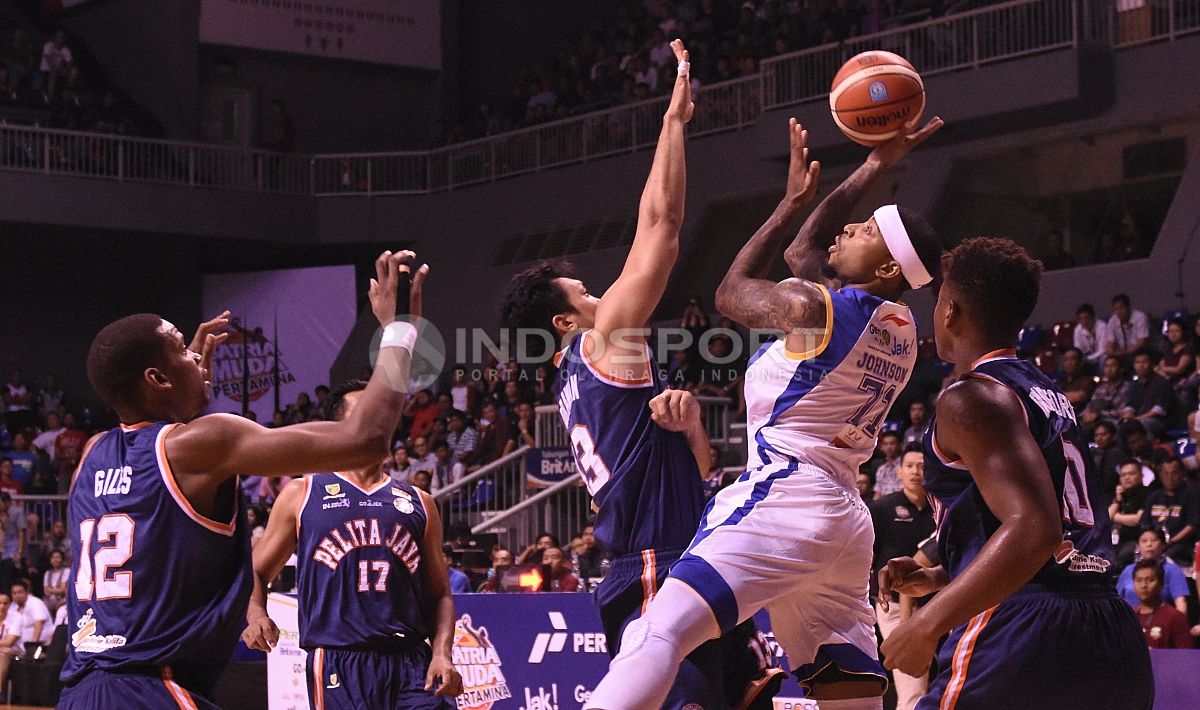 MVP IBL 2017/2018, Jamarr Andre Johnson menatap piala sebelum prosesi penyerahan gelar juara. Copyright: Â© Herry Ibrahim/INDOSPORT