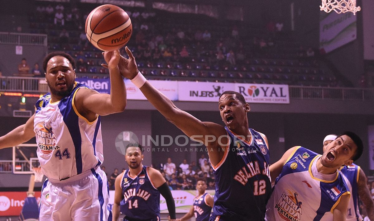 Duel sengit para pemain Satria Muda Pertamina Jakarta vs Pelita Jaya Jakarta di Final IBL musim lalu. Copyright: © Herry Ibrahim/INDOSPORT