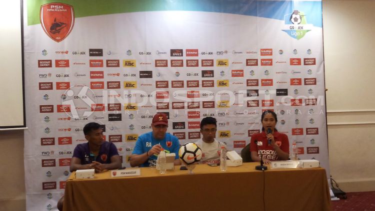 Zulkifli Syukur, Robert Rene Alberts, dalam sesi konferensi pers, Jumat (20/04/18). Copyright: Â© INDOSPORT