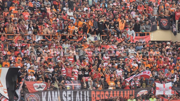 Jakmania saat menemani Persija Jakarta tampil di liga 1 2018. Copyright: © Prima Pribadi/INDOSPORT