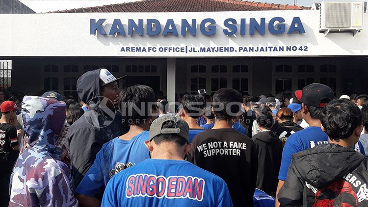 Aremania mendatangi kantor Arema FC. Copyright: © Ian Setiawan/INDOSPORT