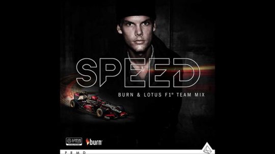 Avicii saat mengendarai mobil balap Formula 1. Copyright: Â© theelectroside.com