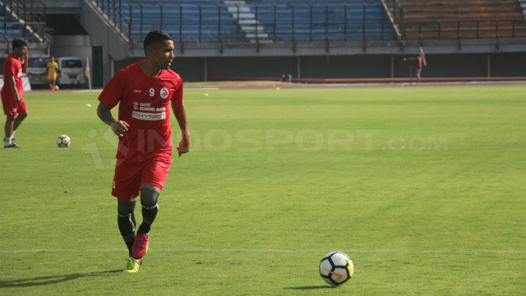 Beto Goncalves santai pada uji coba lapangan di GBT Copyright: © Fitra Herdian/INDOSPORT