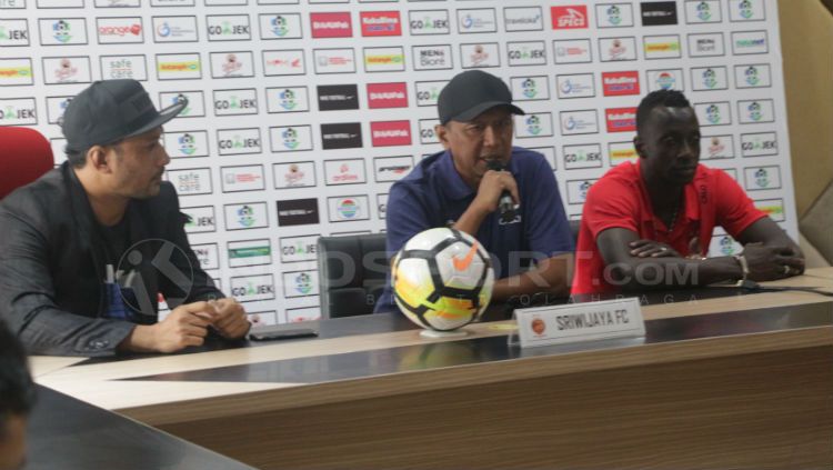 Pelatih SFC, Rahmad Darmawan dan Makan Konate saat konferensi pers Copyright: © Fitra Herdian/INDOSPORT